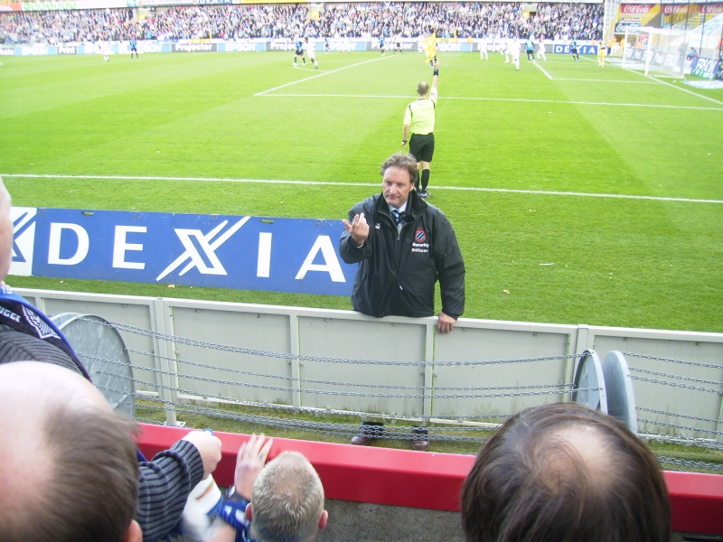 deze security zag een man staan met een anti anderlecht sjaalen
dat is ten strengste verboden!